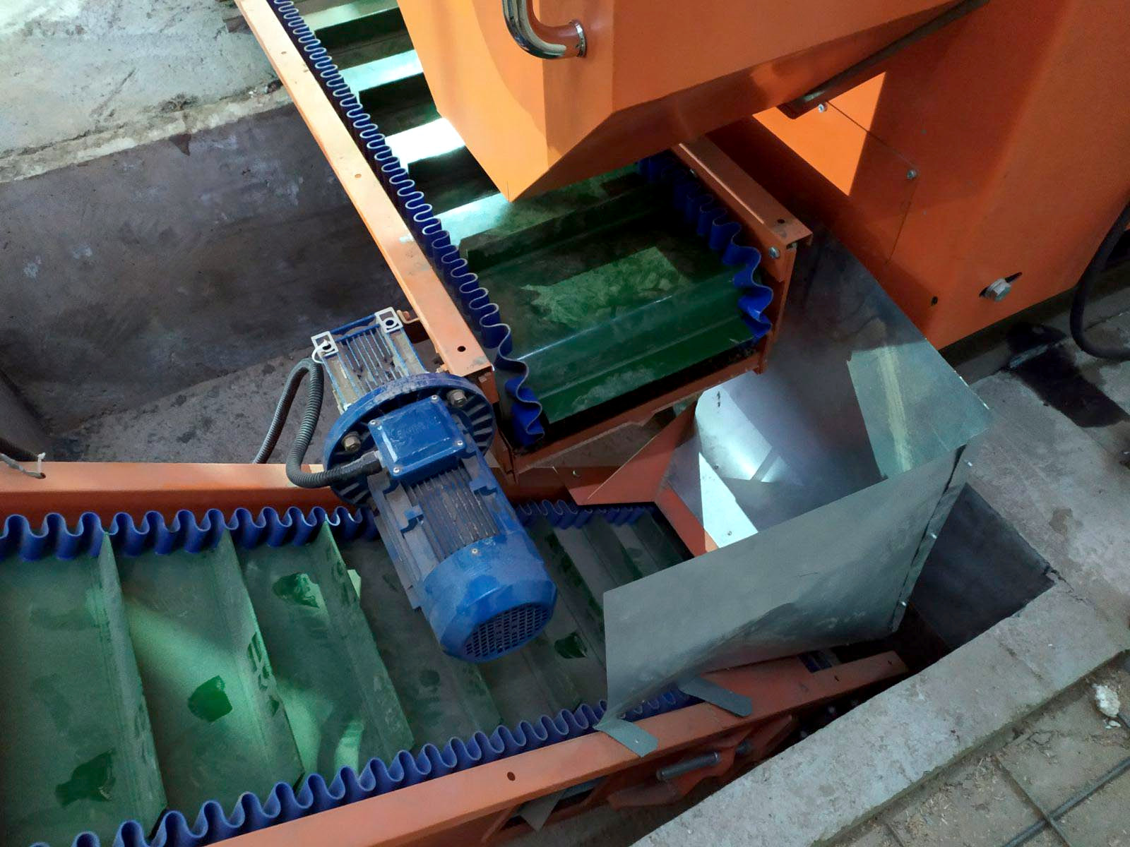 Belt-scraper conveyors