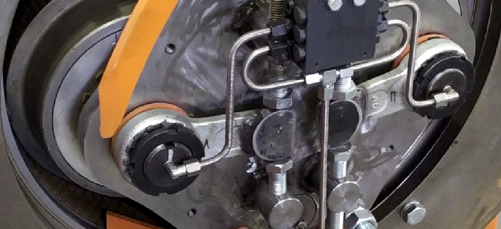 gap adjustment mechanism between rollers and pellet mill die